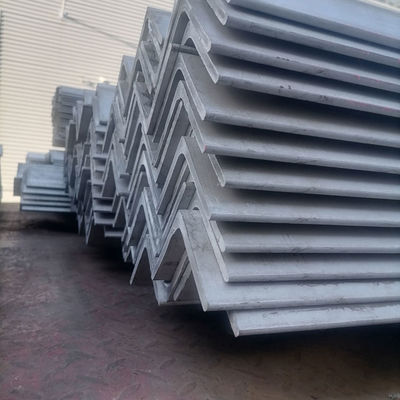 Los fabricantes ofrecen barras angulares de acero laminado en caliente con grado A36-A992 y servicio de procesamiento de perforación